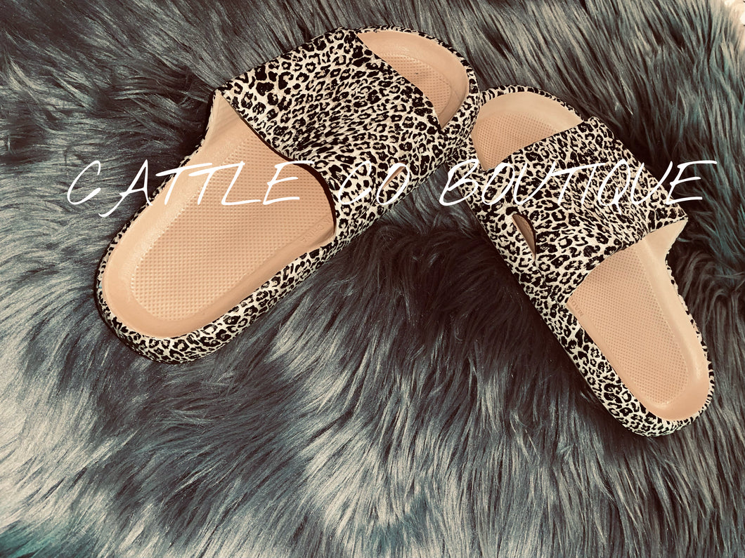 LEOPARD SLIPPERS